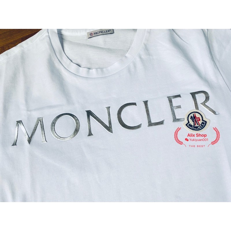 Moncler 立體燙銀字母布章Logo 女款黑色、白色短袖T恤。 | 蝦皮購物