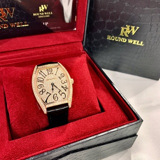 【浪威｜全新】現貨 ROUND WELL 手錶 石英錶 女錶 2色可選 滿鑽酒桶 皮錶｜Little Bee 小蜜蜂精品