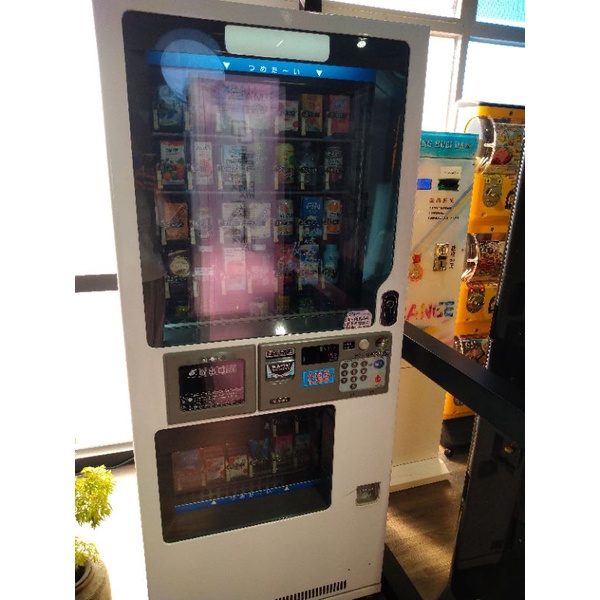 日本製飲料自動販賣機 可吃鈔票硬幣可退幣 少故障    地點台中 無法配送需自運  喜歡可議歡迎聊聊