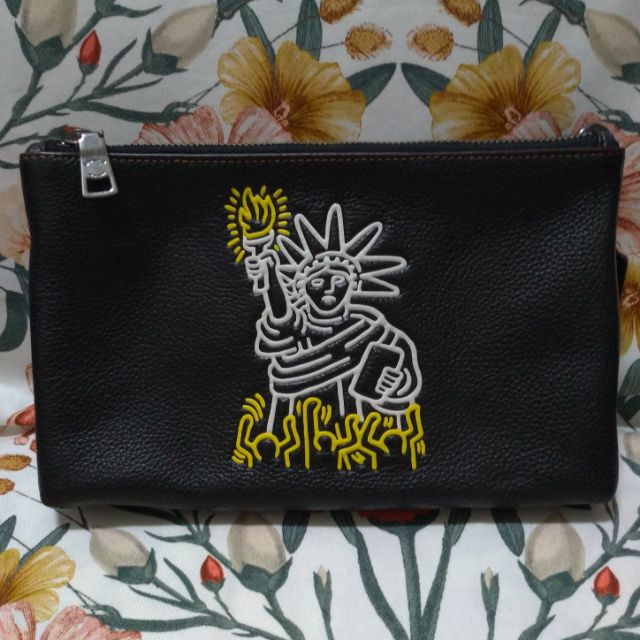COACH x Keith Haring普普藝術塗鴉自由女神斜背包