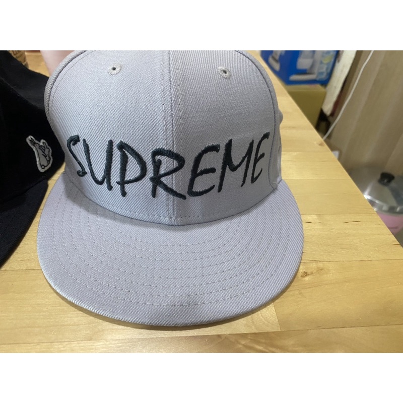 售Supreme* New Era 字體帽子