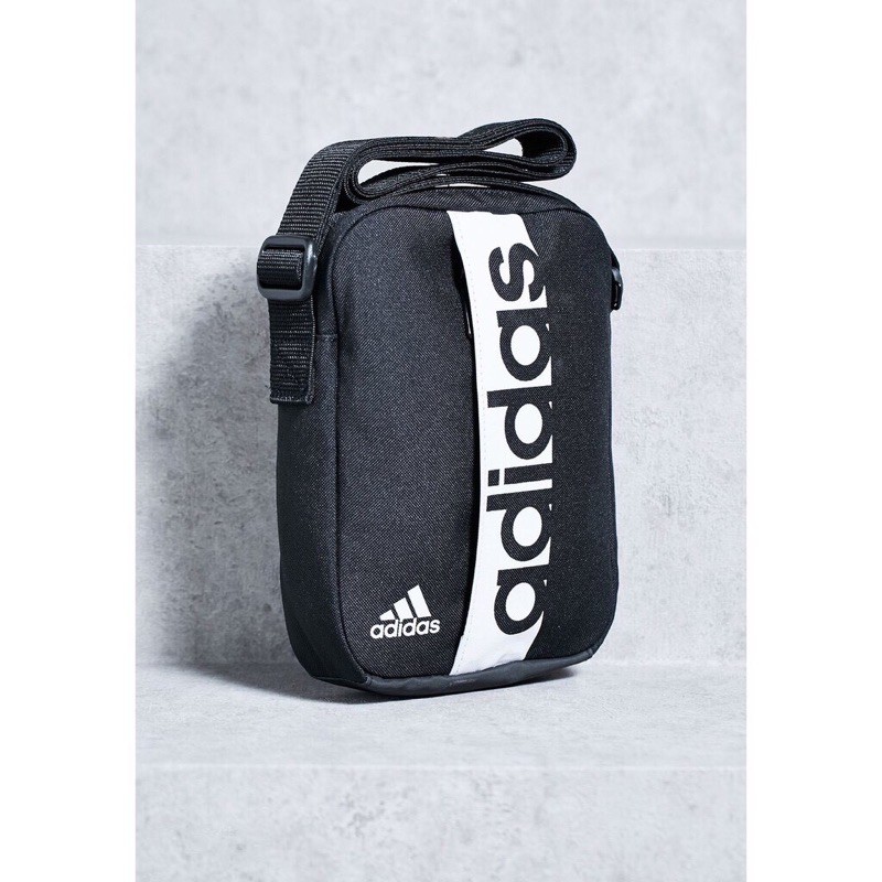 Gogosneaker ®️Adidas 側背包 s99975 相機包 手機包 腰包 黑白色 登山 雙夾層