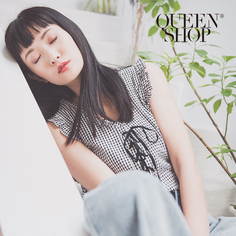 QUEENSHOP【01095800】滿版細格前綁帶荷葉上衣＊預購＊