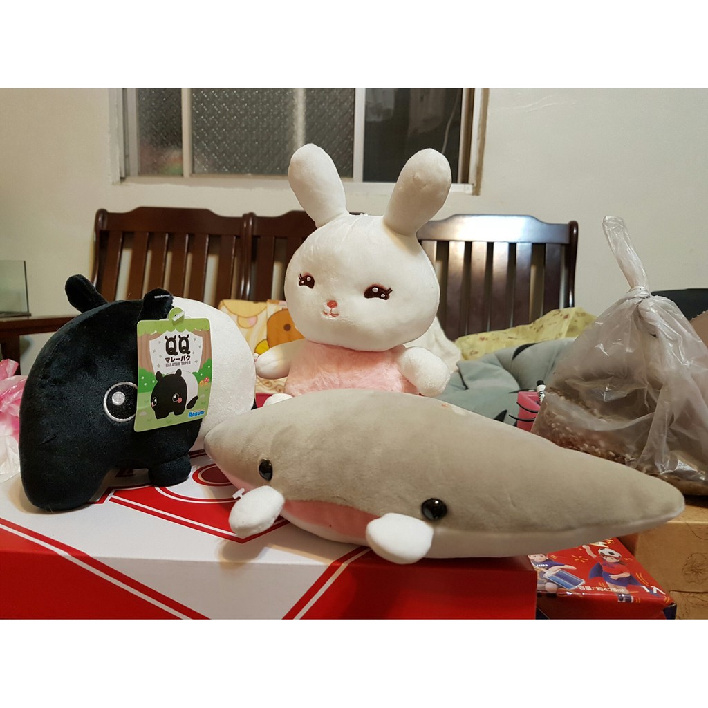 女性 女孩 男孩 小孩 兒童 玩具 玩偶 娃娃 馬來貘 兔子 小白兔 魟魚 灰色 粉紅色 白色 黑色 禮物