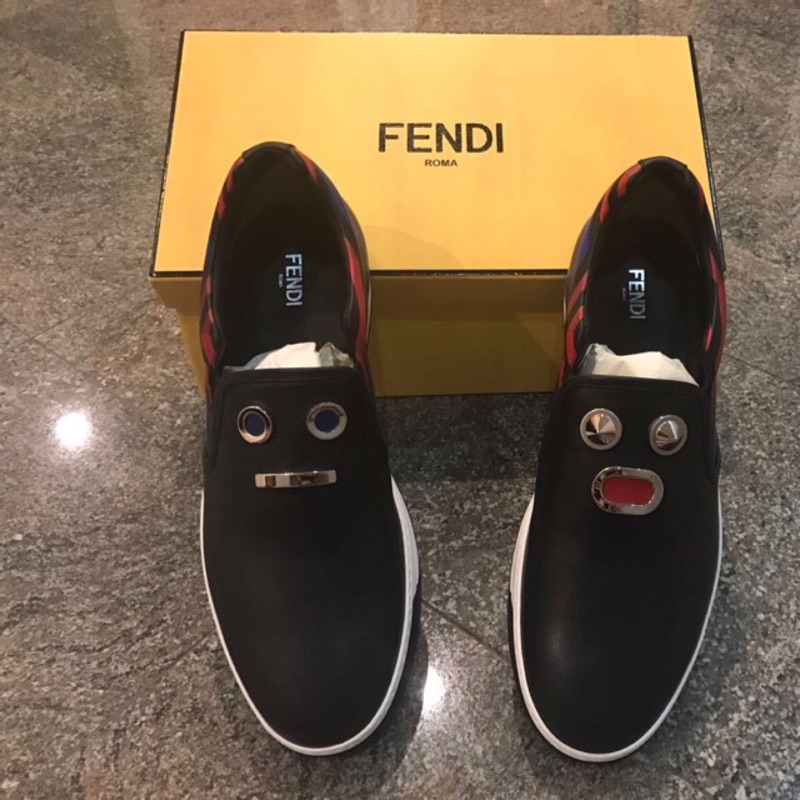 FENDI 怪獸鞋 UK9 套穿式運動鞋配多色鋸齒紋印花裝飾由琺瑯金屬細節和圓錐鉚釘組成的Fendi Faces表情符號