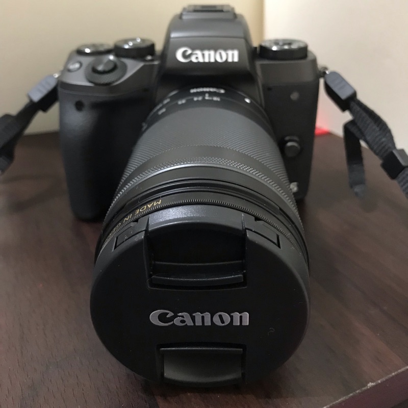平輸）Canon M5 + 18-135mm F/3.5-6.3(購買時附贈相機包、鏡頭保護鏡、記憶卡32g)