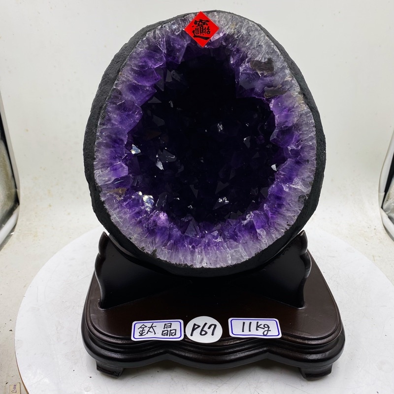 H2888頂級巴西帶鈦晶ESP紫水晶洞含座重：11kg  高31cm寬度25cm，厚度28cm，洞深10cm （紫晶洞