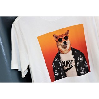 南◇現 Nike NSW TEE Story Pack 12 柴犬 BQ0186-100 墨鏡狗 白色 照片