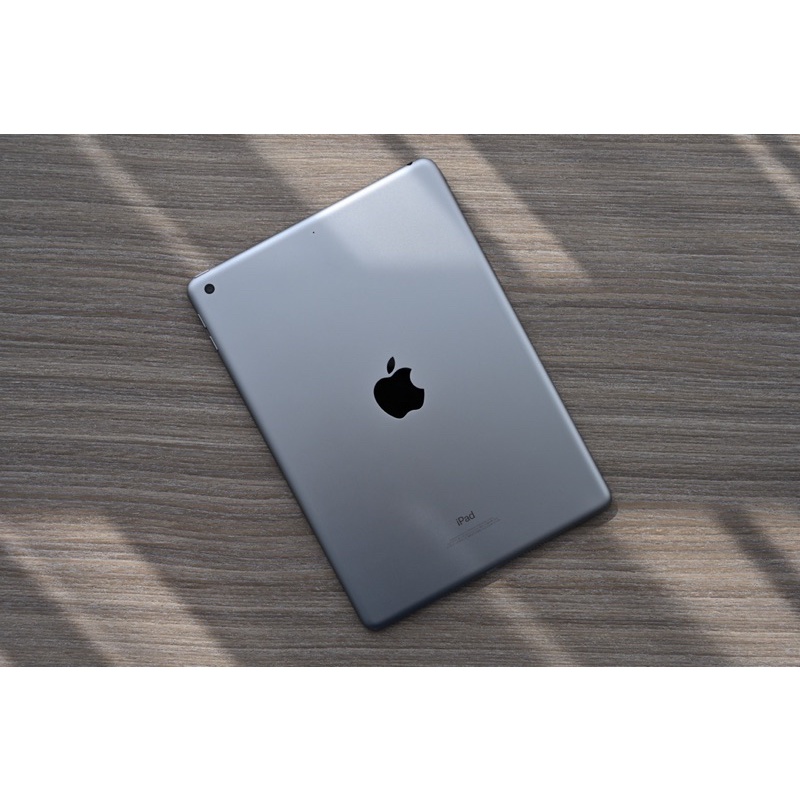 iPad 第六代 2018 太空灰 128GB 狀況功能良好如圖，保護貼未撕附保護殼