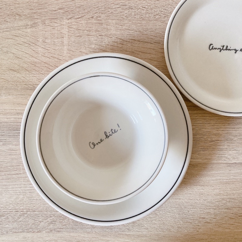 【Lily35Home】日本製 白釉黑邊字母簡約 餐盤 早餐盤 麥片碗 小碗 牛排盤 沙拉碗 水果盤 盤子 圓盤 餐具