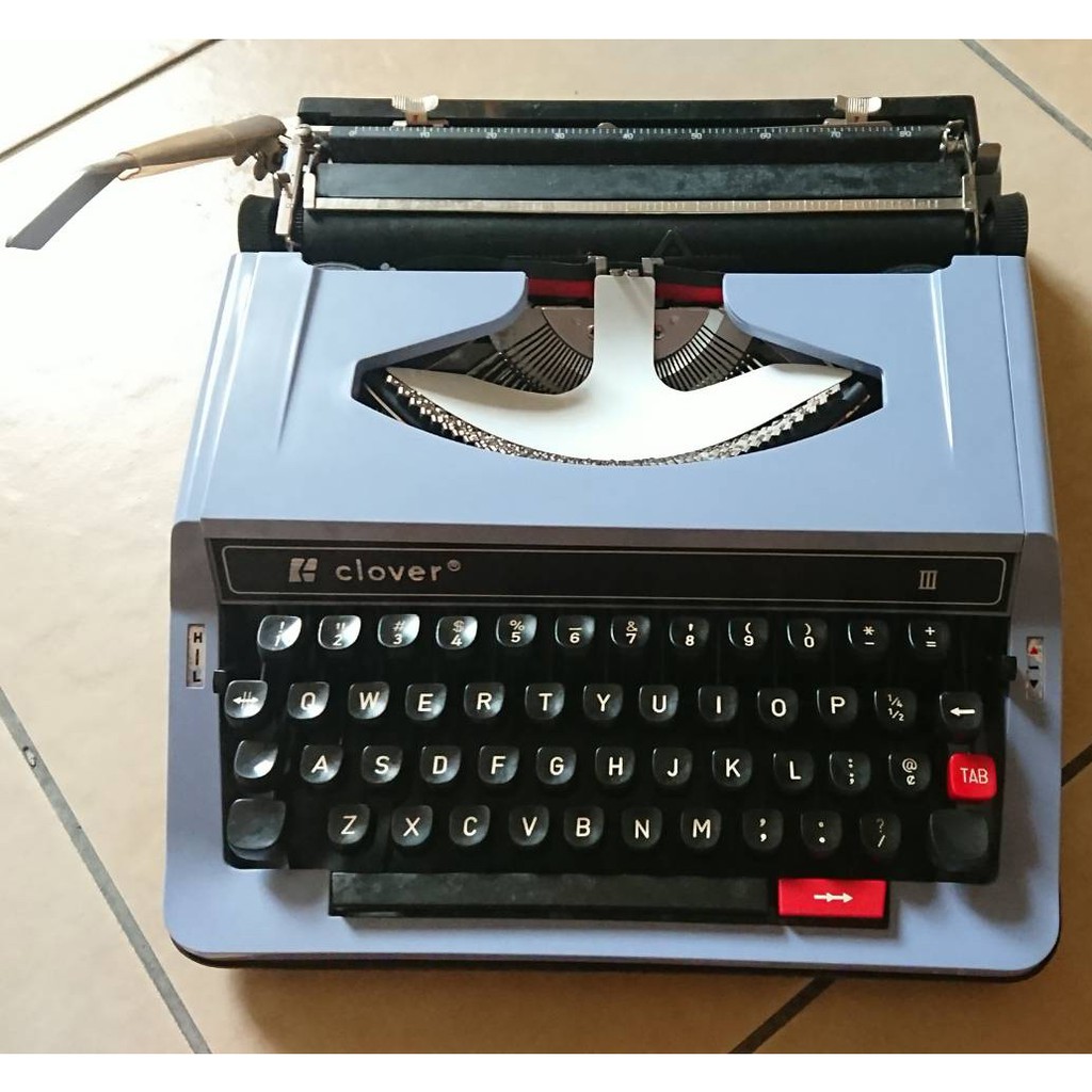 老式復古Clover機械式打字機 │ 黑色外殼、灰藍色金屬機身 │ 雙色色帶機
