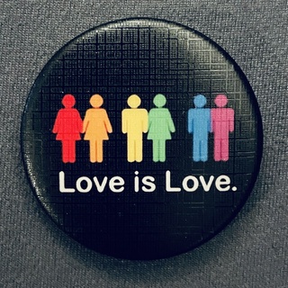 婚姻平權 Love is Love. 彩虹胸章 gay 同志 同性戀 LGBT