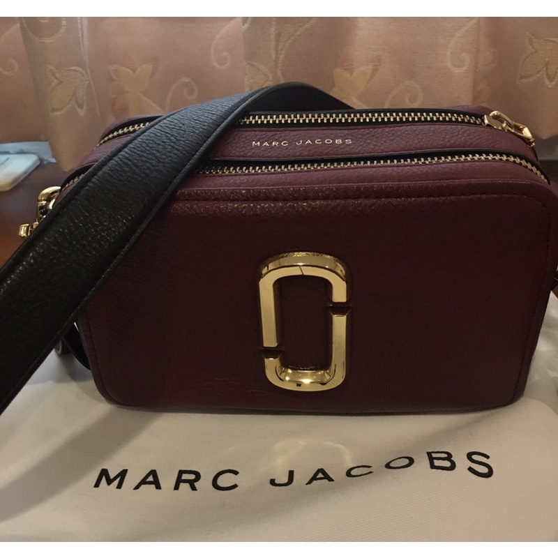 MARC JACOBS MJ包包 賈靜雯同款 21公分 軟牛皮酒紅撞黑色相機包 logo有一小刮痕不介意再下單 95新