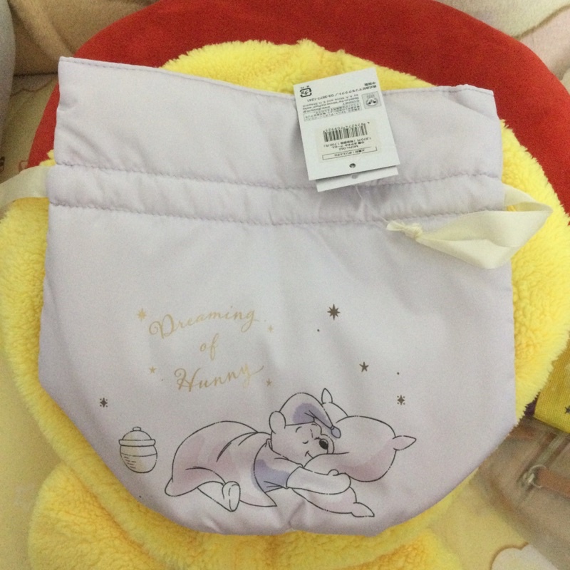 日本迪士尼 小熊維尼 束口袋 滑面 仿天絲材質 超可愛 小熊維尼睡覺 睡衣款