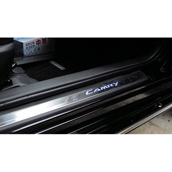 (柚子車舖) 豐田 2013-2015 CAMRY 7代 原廠樣式帶塑料 LED 迎賓踏板 可到府安裝