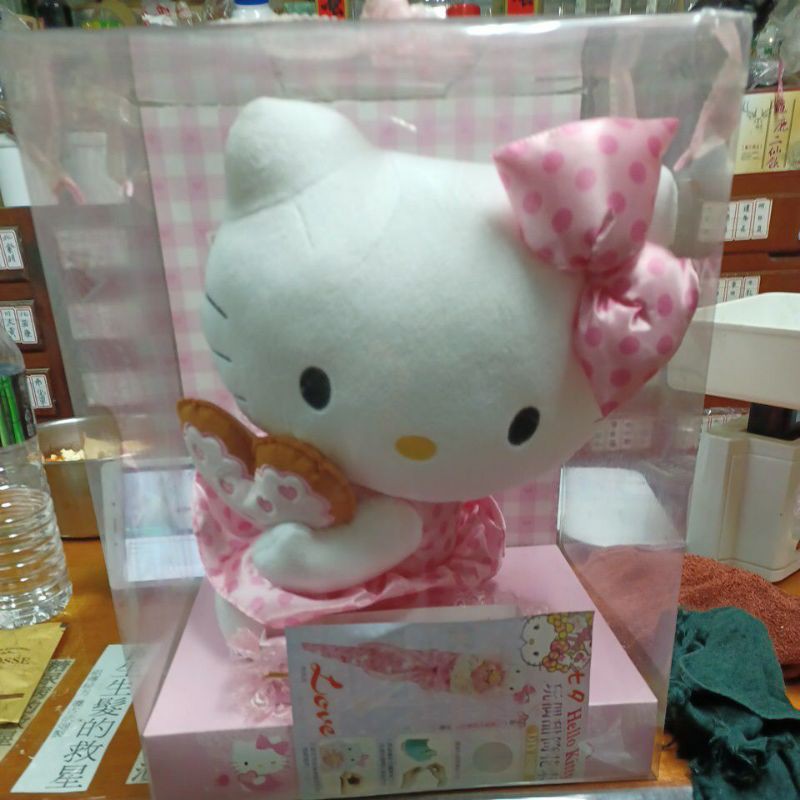 Hello Kitty 玩偶甜筒花束，長16 cm   寬12.5 cm。