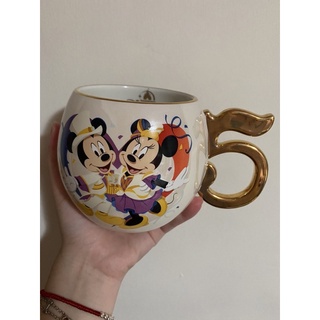 Miss莎卡娜代購【上海迪士尼樂園】〔現貨〕米奇 米妮 5週年紀念 數字5造型握把 陶瓷馬克杯