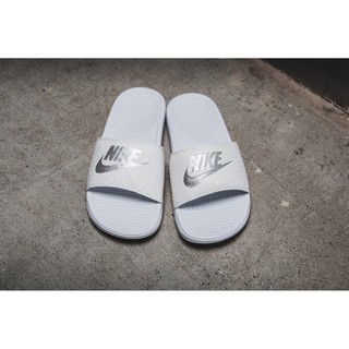 【豬豬老闆】NIKE BENASSI JDI 白底 銀字銀勾 鑽石 壓紋 休閒 拖鞋 男女 343881-102