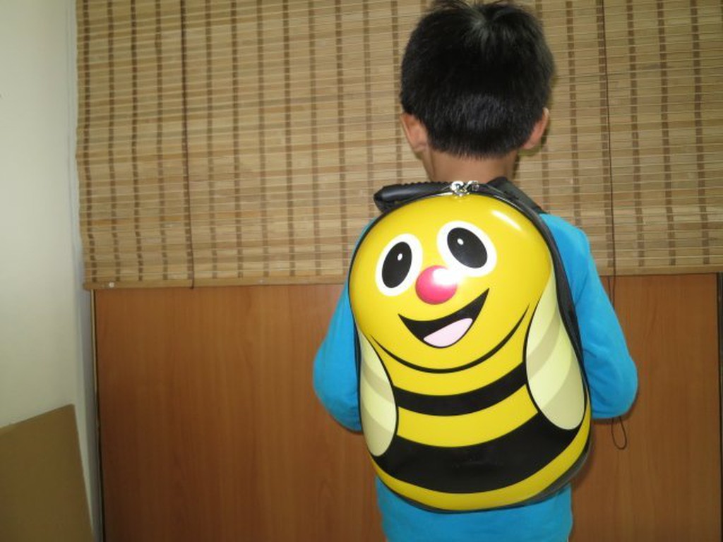 ///可愛娃娃///~可愛的小蜜蜂硬殼後背包~蛋殼造型後背包~硬殼書包~兒童雙肩背包---約33公分