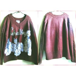 1202 韓貨 梨子韓貨款 超美重工設計 蕾絲鏤空刺繡花朵 釘珠綴飾 袖子麻花編織 前短後長 亮片英文字母 寬鬆針織上衣