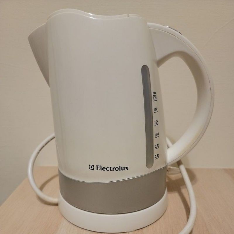 二手 Electrolux 伊萊克斯 1.7L 輕巧美型 塑膠電茶壺 快煮器 EEK 3000 功能正常