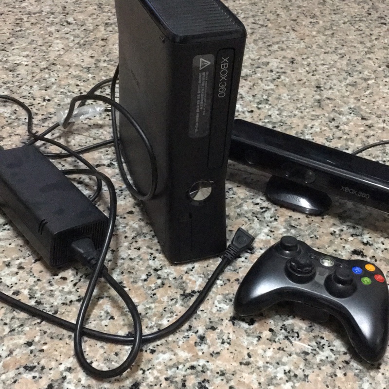 Xbox 360 主機加一手把加Kinect感應器