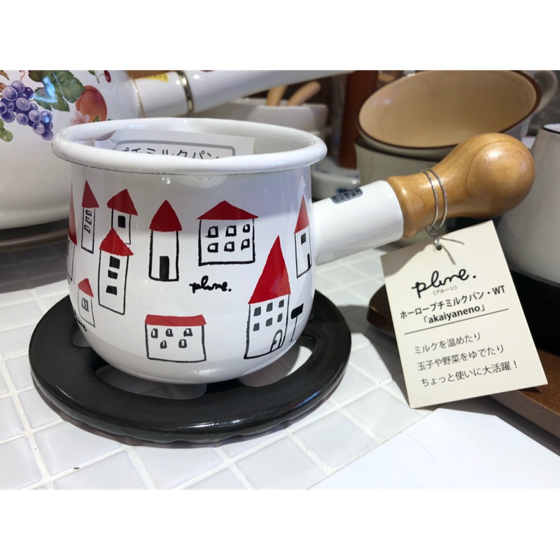 *黑頭小羊雜貨小舖*日本帶回zakka~日本製～日本豐琺瑯～plune單柄木柄白色插圖琺瑯牛奶鍋（550ml)