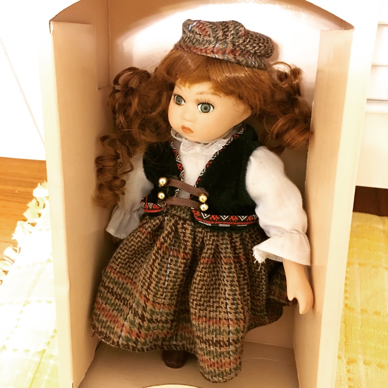 《單純懷舊博物館》收藏型 精緻陶瓷洋娃娃 棕色髮 瑕疵出清