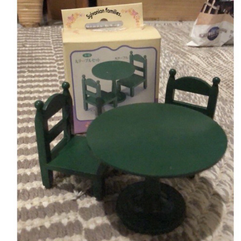 ✤鳩日堂 絕版稀有美品 森林家族 早期綠色桌椅組 餐桌椅組 懷舊收藏 娃娃屋 微縮街道 袖珍 家具模型 含盒子幾乎全新