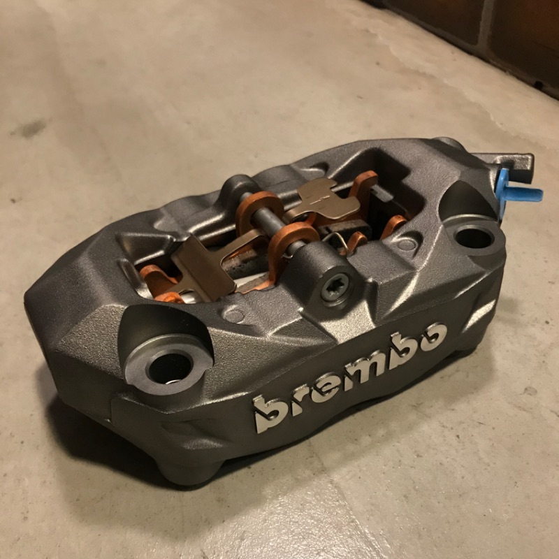 非水貨光陽原廠 BREMBO AK550灰底銀字(左邊)輻射卡鉗孔距100mm GOGORO S2 EC05