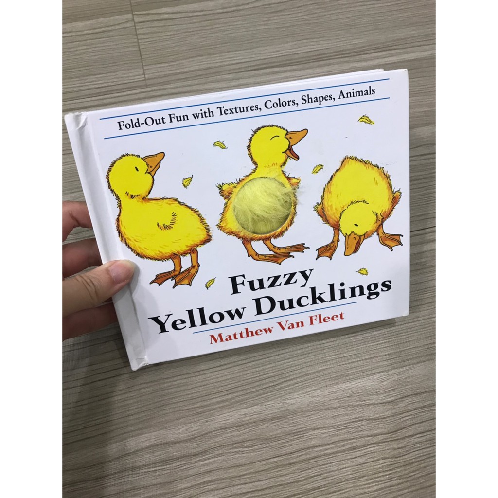 8成新fuzzy Yellow Ducklings 觸摸書翻翻英文教育小朋友進口書學齡前觸碰記憶深刻 蝦皮購物