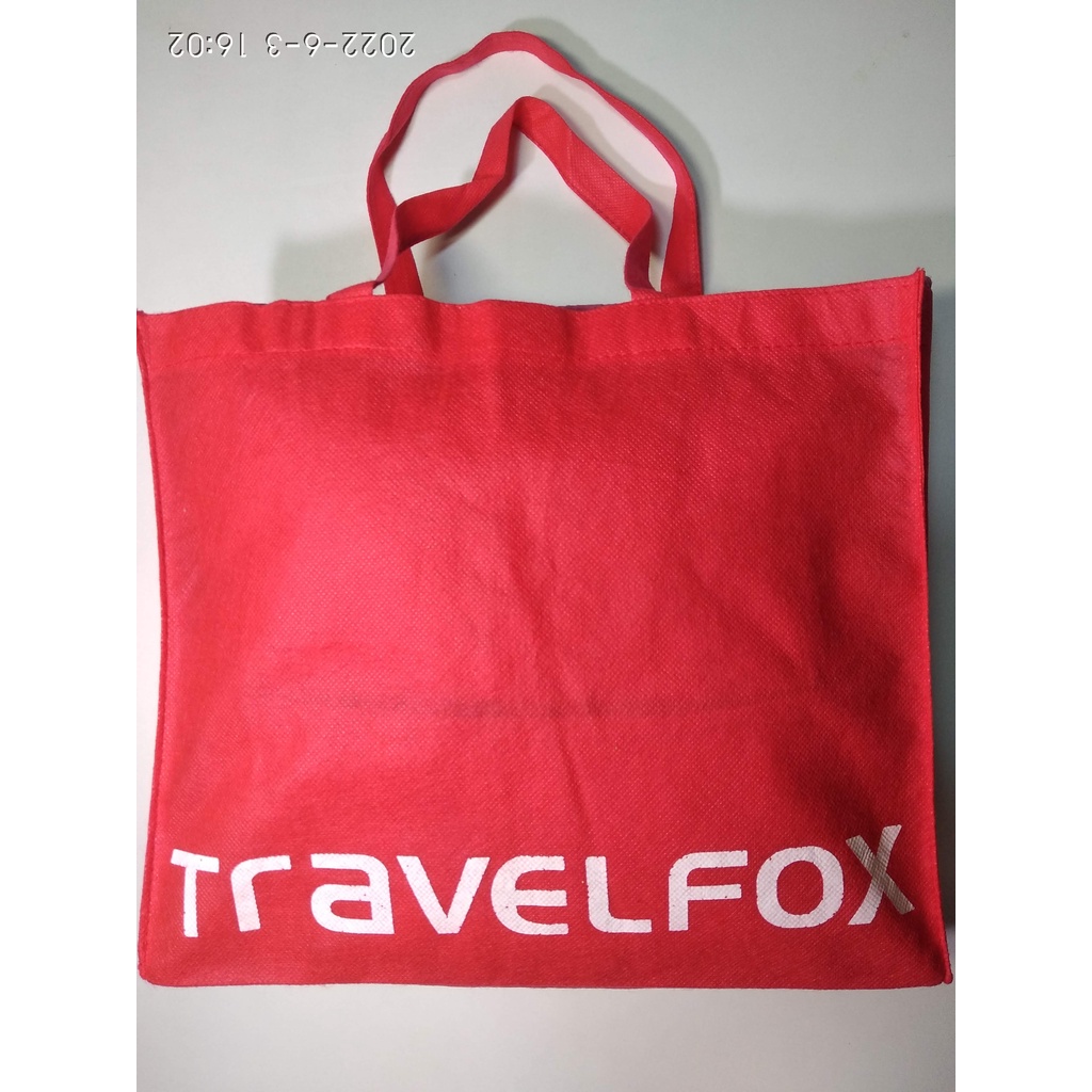 TRAVEL FOX 手提袋      紅色不織布有側邊與底部      36cmx31.5cm