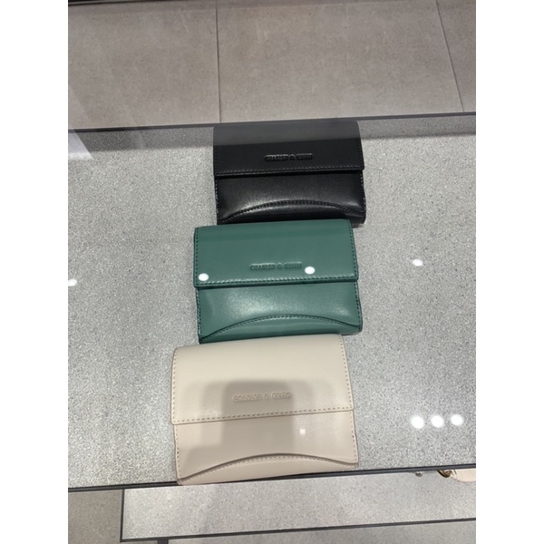 Charles&Keith 弧線壓紋短夾 新加坡代購 小CK