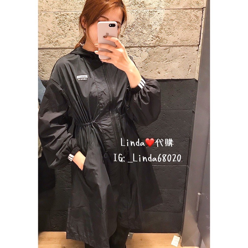 Linda❤️代購 Adidas 白GQ2501 率性 風格 外套 薄外套 抽繩 長版 風衣 洋裝 Gj8276 黑