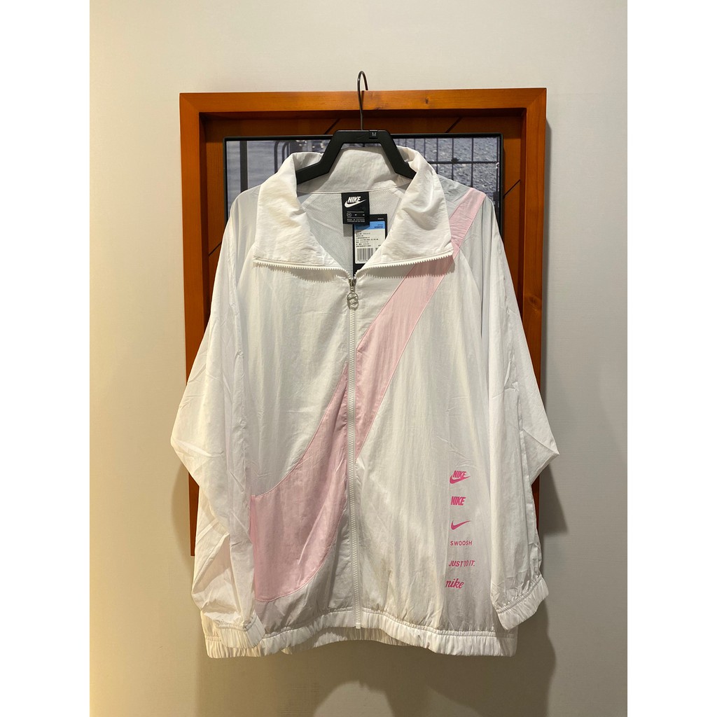 Nike Sportswear swoosh 女 白 粉色字體 大勾 立領外套 穿搭 透氣 休閒外套DA0981-100