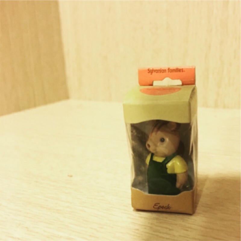 絕版扭蛋 森林家族迷你人形玩偶 松鼠先生 裝在專屬的紙掛盒裡