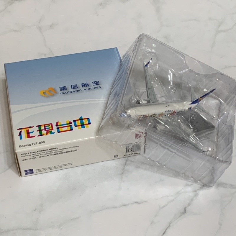 =全新=華信航空 波音737-800 花現台中彩繪機模型 1:200