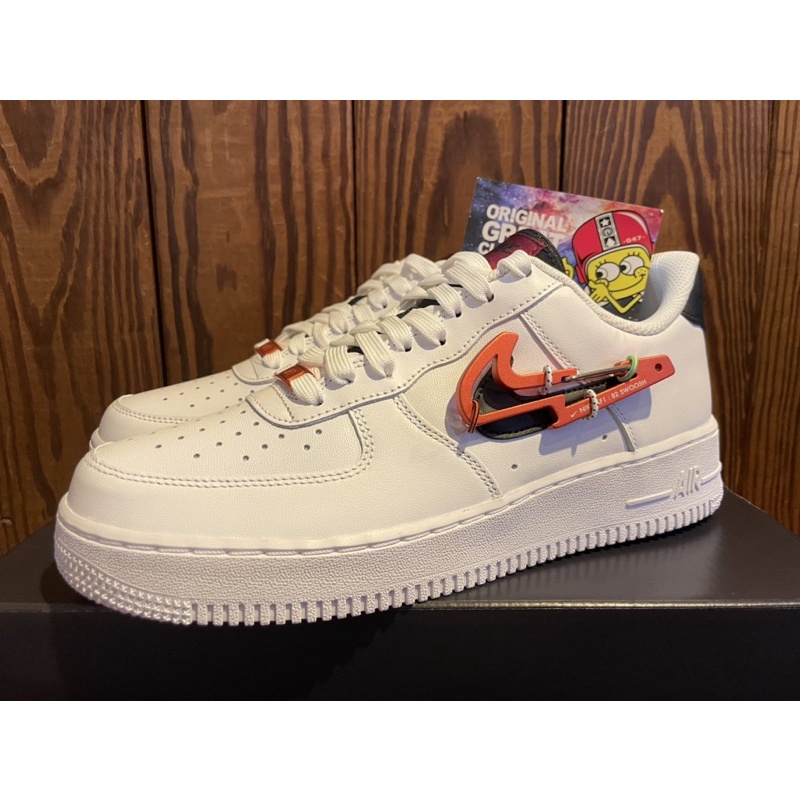 {OGC} NIKE AIR FORCE 1 '07 AF1 SWOOSH 開瓶器 鞋舌零錢包 DH7579-100