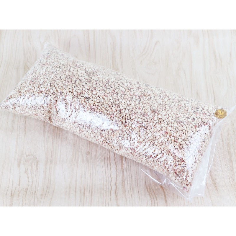 玉米梗木屑沙1公斤分裝包 | 天然環保 衛生 | 幼鳥墊材 | 可鋪於籠底保持環境衛生吸臭
