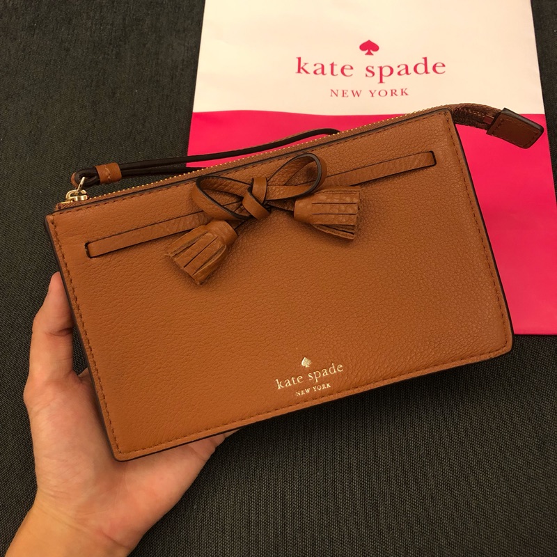 KATE SPADE 經典蝴蝶結流蘇真皮手拿包 經典棕 手拿包 錢包 現貨 美國代購