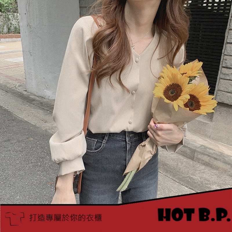【HOT本舖】S-XL 秋冬復古簡約V領純色襯衫女 外穿設計感小眾打底衫百搭長袖上衣女 復古韓版V領氣質襯衫
