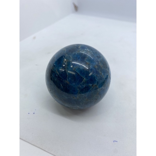 D3513天然寶石原礦/藍磷灰石 球 天然色澤鮮豔 擺件 尺寸約：直徑62.3mm