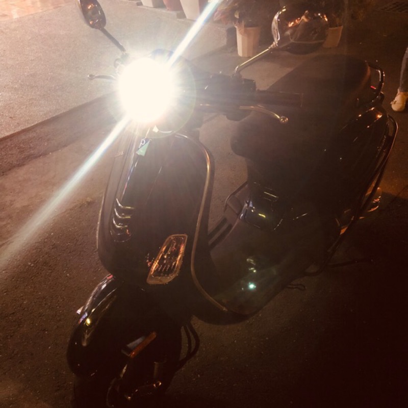 偉士牌平價保修改裝-Vespa 不限車系廠牌  遠近燈Led H4燈座可用 大燈 小燈T10/15w 白光 牌照燈