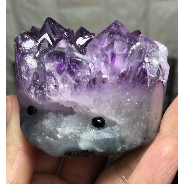 天然烏拉圭紫水晶刺蝟 擺件 57.8x46x45mm 紫水晶愛心❤️ 晶體帶彩光鈦晶 極美 附櫻花瑪瑙座（寶可手作）