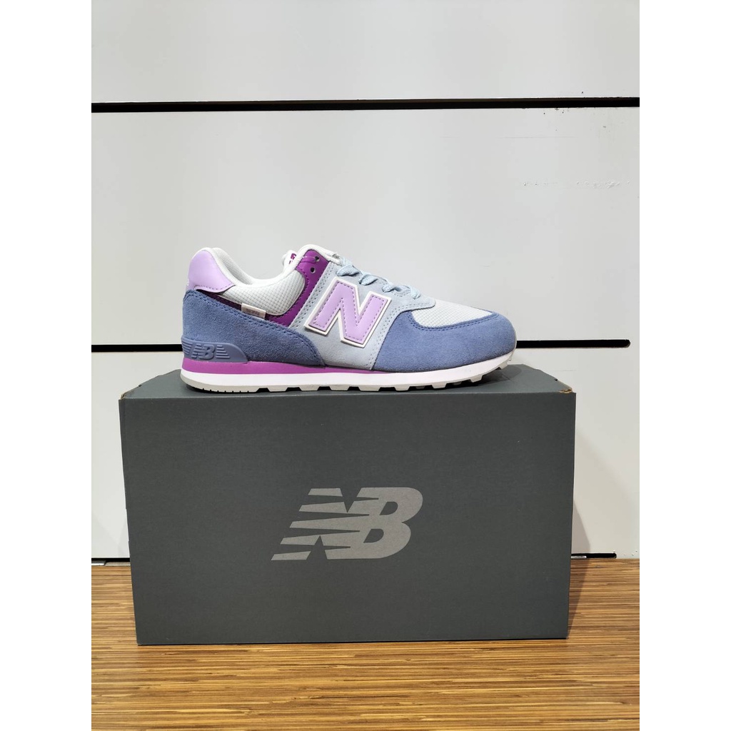 【清大億鴻】New Balance 休閒鞋 寬楦 N字鞋 麂皮 穿搭 粉嫩 大童 藍紫色  GC574SL2W