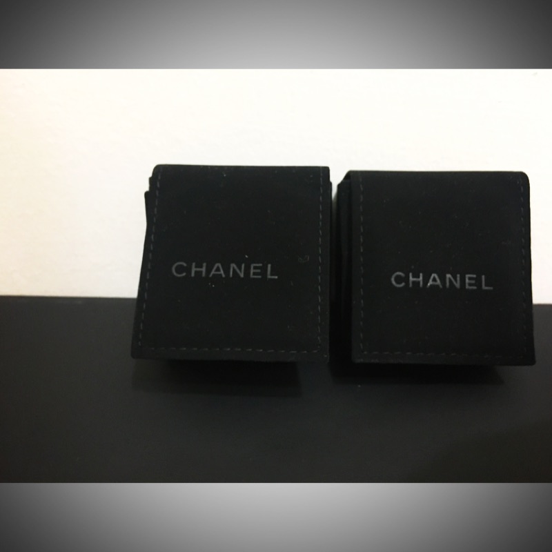 原廠正品CHANEL-香奈兒(耳環項鍊絨布盒)，尺寸：6.5cm*6.5cm*3.5cm
