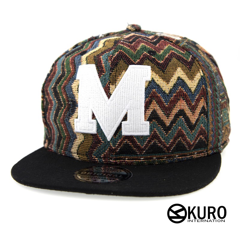 KURO-SHOP民俗風黑帽沿大寫M電繡潮流板帽棒球帽