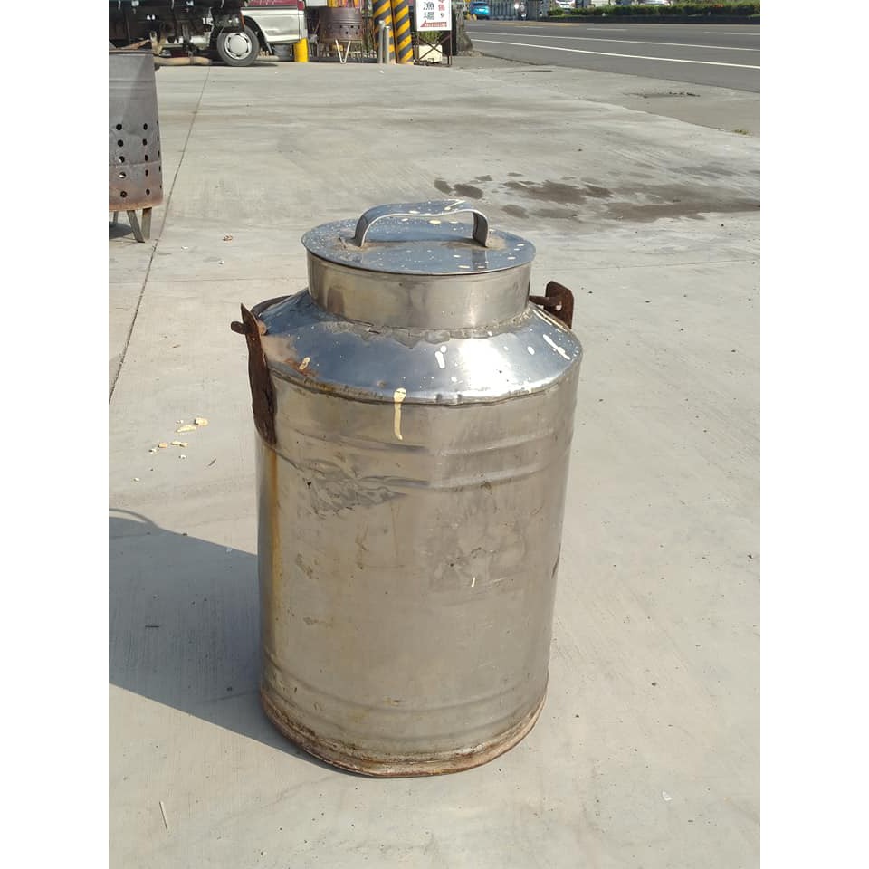 省錢二手拍賣─早期不銹鋼桶，桶口內徑20.5公分、桶底直徑31.5公分、高53公分。