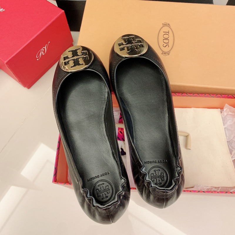 現貨 Tory Burch 金屬盾牌飾折疊平底鞋 經典黑 尺寸 6 蝦皮購物