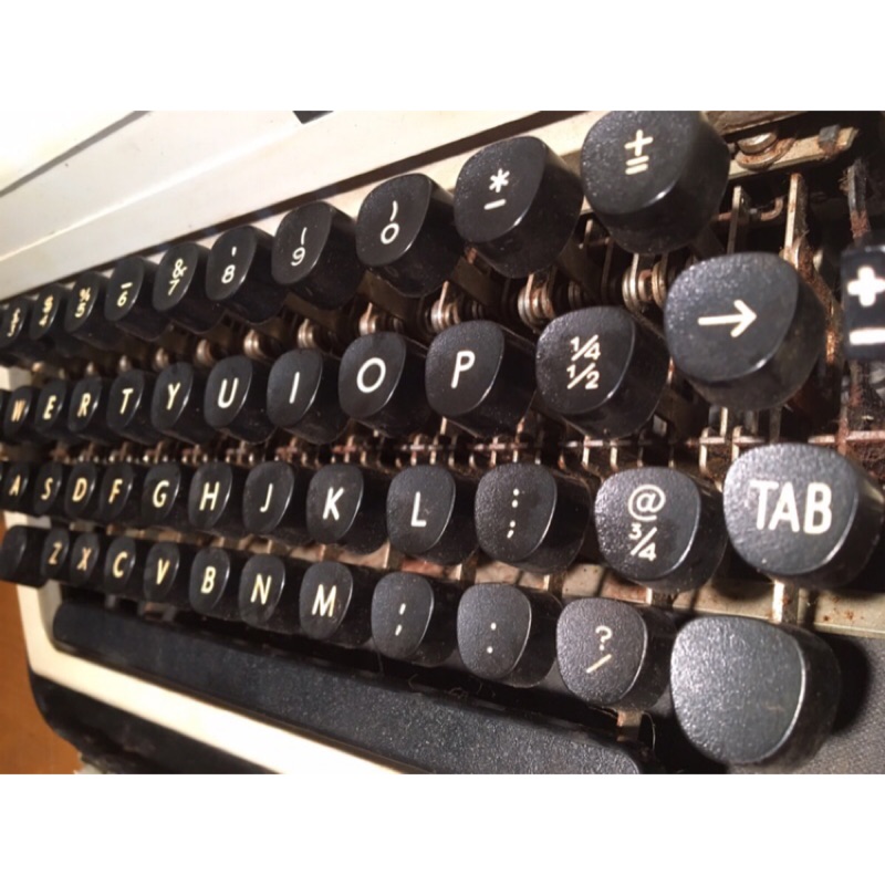 T43稀有古董打字機..特殊外提箱 功能正常、產地：西德漢堡.. #收藏#擺設#道具#打字機#古董#西德
